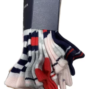 Kit 7 Pares De Meias Infantis Femininas Tommy Hilfiger Estilo e conforto todos os dias da semana! esse é perfeito para garantir praticidade e muito charme ao look das pequenas, com a qualidade já reconhecida da marca. Modelagem infantil feminina, ideal para o dia a dia escolar ou momentos de lazer Cores variadas e delicadas, com o toque clássico da Tommy Punho canelado confortável, que não aperta e mantém a meia no lugar Bico e calcanhar reforçados, mais durabilidade para acompanhar a rotina ativa das crianças Composição de algodão macio, que permite respirabilidade e conforto ao longo do dia Conheça nosso Instagram
