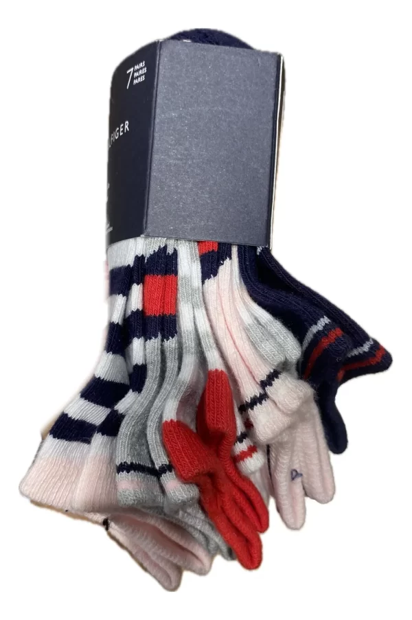 Kit 7 Pares De Meias Infantis Femininas Tommy Hilfiger Estilo e conforto todos os dias da semana! esse é perfeito para garantir praticidade e muito charme ao look das pequenas, com a qualidade já reconhecida da marca. Modelagem infantil feminina, ideal para o dia a dia escolar ou momentos de lazer Cores variadas e delicadas, com o toque clássico da Tommy Punho canelado confortável, que não aperta e mantém a meia no lugar Bico e calcanhar reforçados, mais durabilidade para acompanhar a rotina ativa das crianças Composição de algodão macio, que permite respirabilidade e conforto ao longo do dia Conheça nosso Instagram